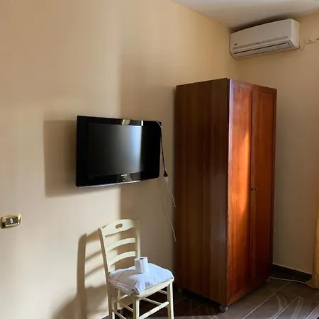 Elia Naples
