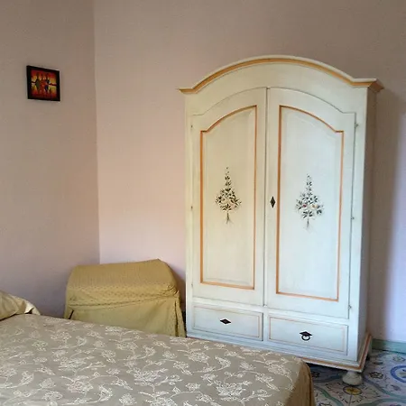 Elia לינה וארוחת בוקר 3*